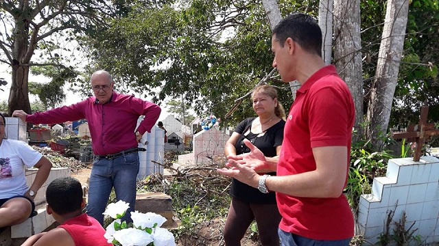 NO DIA DE FINADOS, PREFEITO VISITA CEMITÉRIO E RECEBE ELOGIOS DE PESSOAS PRESENTES