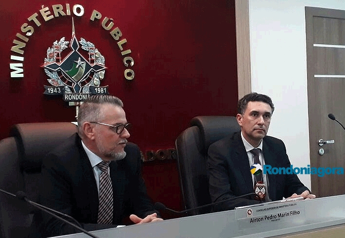 Esquema dos diplomas rendia mais de R$ 500 mil por mês; servidores concursados pegaram documentos falsos.