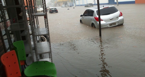 TEMPORAL: Chuva causa pontos de alagamento em várias ruas de Porto Velho; Veja o Vídeo
