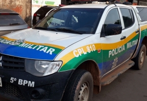Homem ameaça cortar pescoço da esposa após combustível do carro acabar, em Porto Velho.