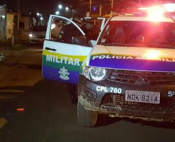 Homem tenta esfaquear PM's após apedrejar restaurante