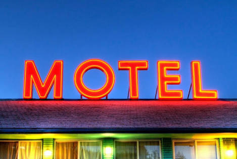 Cinco pessoas fazem 'farra' em motel e um acaba preso