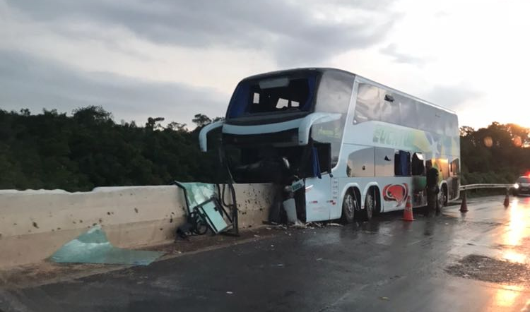 Ônibus colide em cabeceira de ponte na BR-364 e motorista fica preso às ferragens