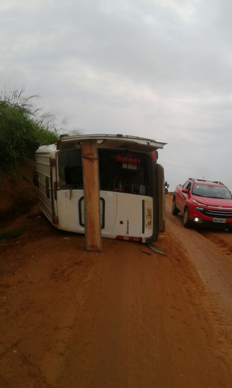 AMBULÂNCIA REMOVIA PACIENTE PARA HOSPITAL DE BURITIS