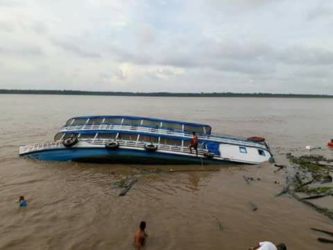 Barco com quase 40 passageiros naufraga no Rio Amazonas