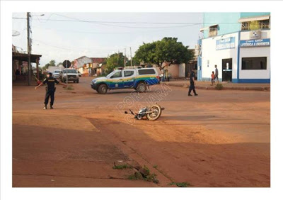 VEICULO AVANÇA PREFERENCIAL E COLIDE COM MOTOCICLETA EM GUAJARÁ-MIRIM.