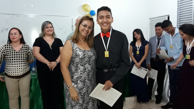 SICOOB CREDIFORTE ENTREGA VÁRIOS CERTIFICADOS PARA ALUNOS DA REDE ESTADUAL