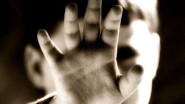 ABSURDO: Mãe é presa por surrar criança especial com cipó de goiabeira