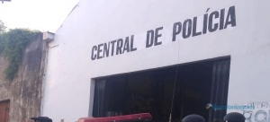 Mulher é detida por sair para festa e deixar os filhos sozinhos em casa