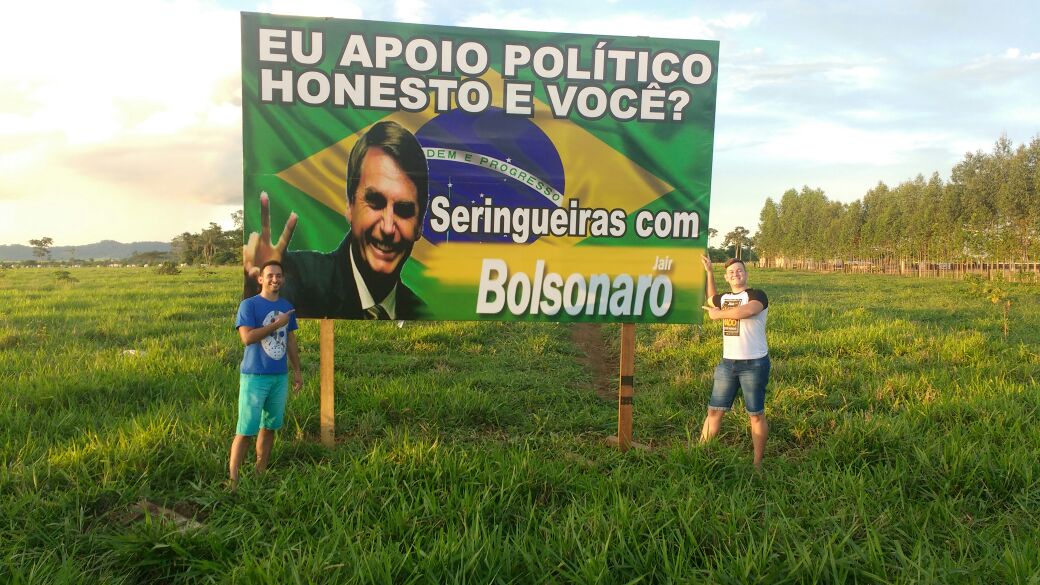 Simpatizantes de Bolsonaro custeiam painel e propaganda do deputado é fixada em frente à cidade de Seringueiras