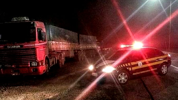 PERIGO: Caminhoneiro embriagado é preso dando carona para crianças na BR-364