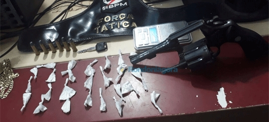Jovem fica ferido durante perseguição policial; PM apreende arma, cocaína e moto roubada