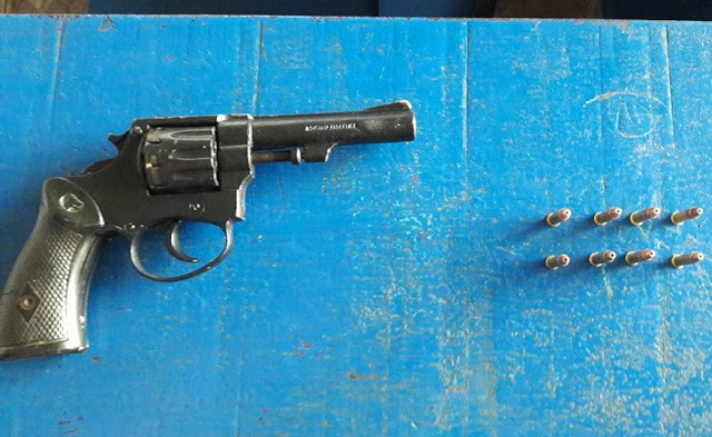 ELEMENTO ARMADO NA PRAÇA DA MATRIZ FOGE AO VER A POLÍCIA.