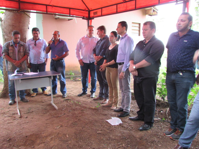PREFEITO PARTICIPA DA ENTREGA DE MUDAS DE CAFÉ CLONAL