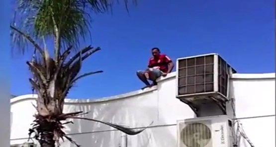 VÍDEO: Homem com bíblia na mão sobe no telhado do Hospital JP II e ameaça se jogar