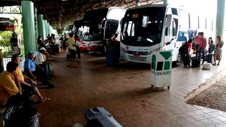 Desocupado ataca policiais a golpes de facão