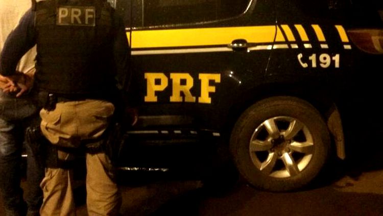 EMBRIAGADO: Mecânico é preso dormindo em carro no meio da BR-364