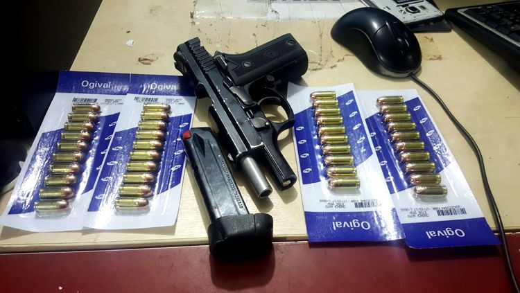 POLÍCIA PRENDE HOMEM COM PISTOLA E VÁRIAS MUNIÇÕES EM UNIÃO BANDEIRANTES.