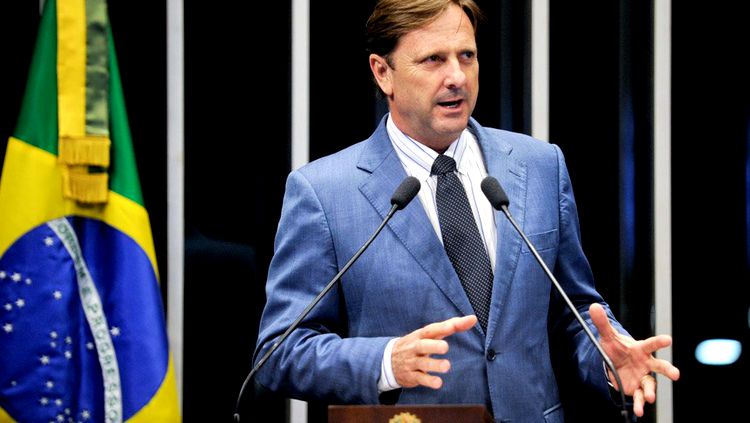 Ministro pede vista de processo de ação penal contra Acir Gurgacz