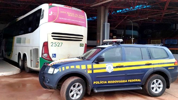 Médico boliviano é preso por suspeita de assédio a jovem em ônibus.