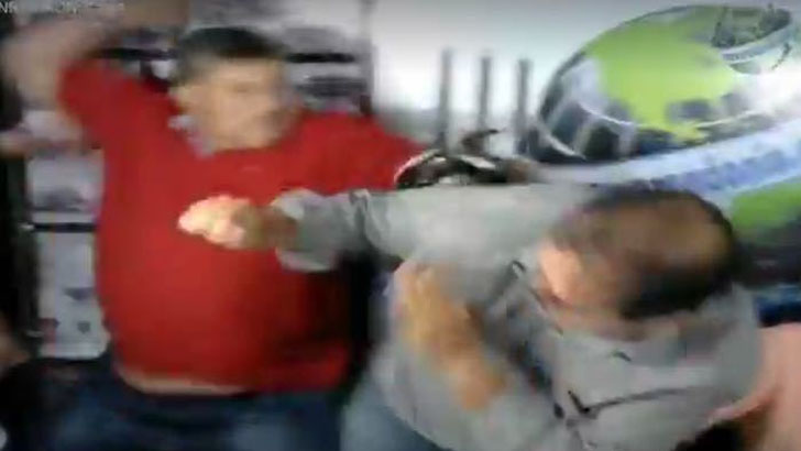 VÍDEO: Suplente de vereador Raimundinho Baki Som dá uma peia no também suplente de vereador Carlos Caldeira