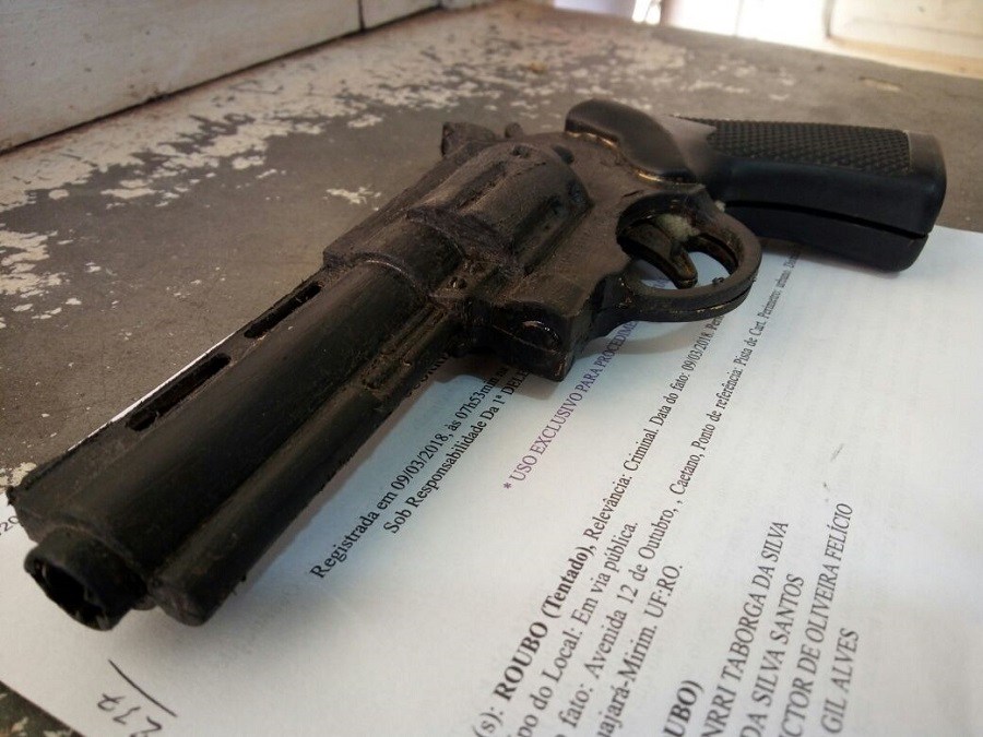 Ladrões agridem criança de 12 anos e com simulacro de arma de fogo tentam roubar bicicleta em via pública de Guajará-Mirim. PM age rápido e prende dois.