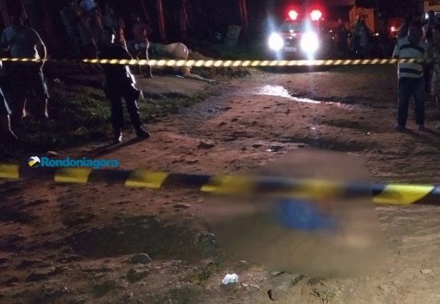 Um jovem é morto e dois são baleados em frente de casa
