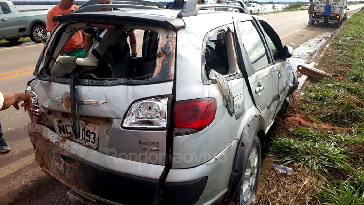 TRAGÉDIA: Mãe e filho morrem após veículo Uber cair em rio na BR-364