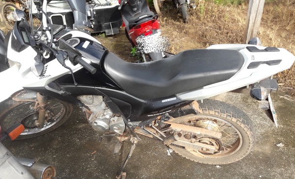 ELEMENTO É PRESO PILOTANDO MOTOCICLETA COM RESTRIÇÃO DE ROUBO