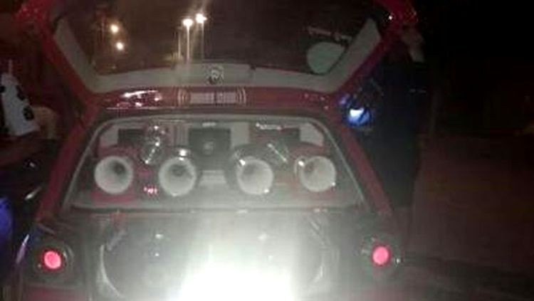 REVOLTADO: Motorista com som alto em carro tenta agredir policiais durante prisão