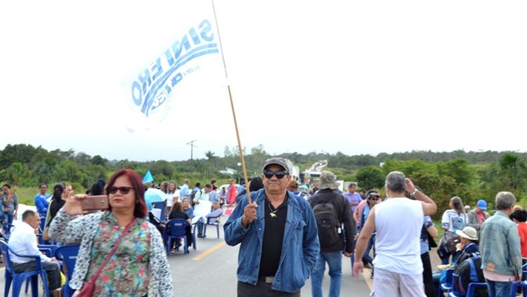 GREVE: Servidores estaduais da educação fecham BR 364 em Vilhena