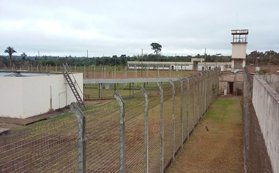 AGENTES PENITENCIÁRIOS ENCONTRAM FACA ARTESANAL E CHUCHO ESCONDIDO EM CELA DO PRESÍDIO PANDINHA EM NOVA MAMORÉ.
