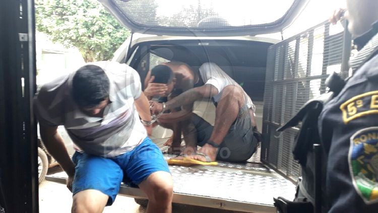 PM Age rápido e prende trio composto por apenado que roubou posto de combustível