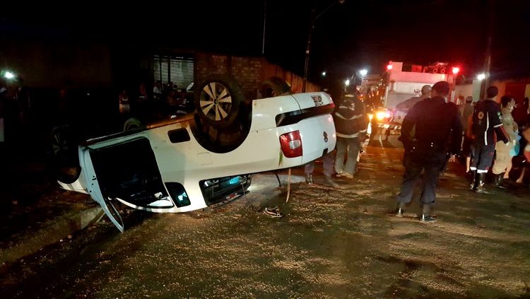 Motorista capota carro e fica em estado grave