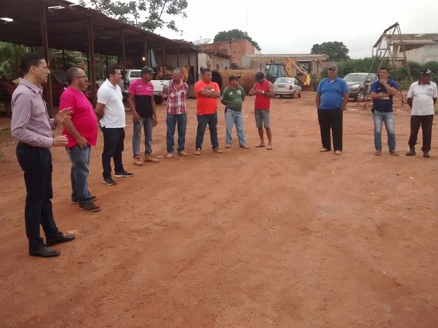 PREFEITO EMPOSSA NOVO SECRETÁRIO DE OBRAS