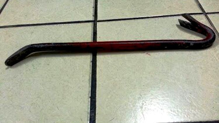 Mulher pula muro de residência e ataca ex com golpes de pé de cabra