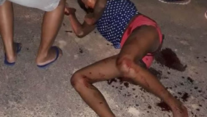 Mulher é baleada quando caminhava em via pública