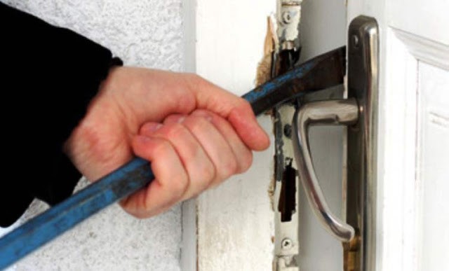 HOMEM SAI PARA ALMOÇAR E QUANDO VOLTA PERCEBE QUE SUA CASA FOI INVADIDA E FURTADA
