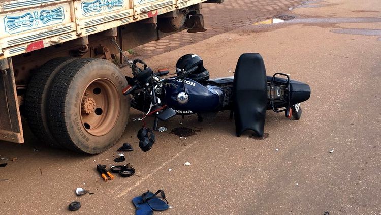 Motociclista morre ao bater em caminhão parado