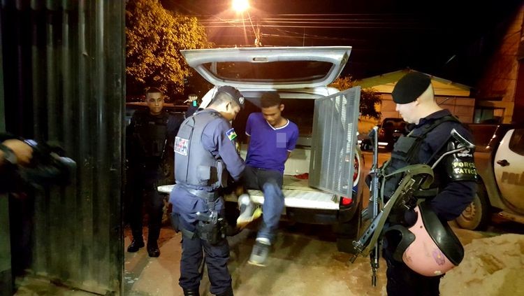 Monitorado por tornozoleira é preso portando arma caseira