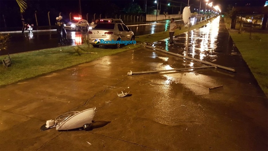 Taxista colide e derruba poste no Espaço Alternativo em Porto Velho