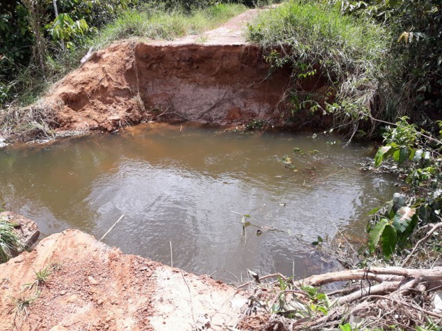 SECRETARIA DE OBRAS ATENDE PROBLEMA NO RAMAL DO BRITO