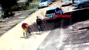 HOMEM MATA O PRÓPRIO AMIGO ENQUANTO CAMINHAVA