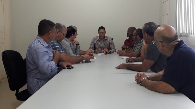 PREFEITO SE REUNIU COM TÉCNICOS DO GOVERNO E DA SECRETARIA DE OBRAS.