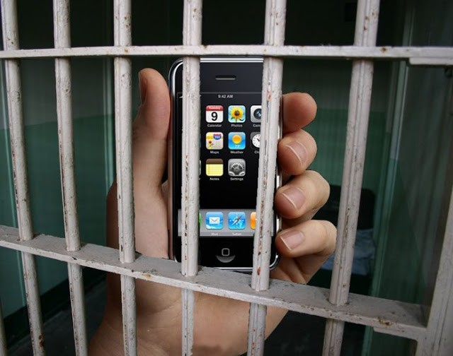 MULHER É PRESA AO TENTAR ENTRAR EM PRESÍDIO LEVANDO CELULAR PARA NAMORADO.