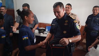 Comandante Geral da PMRO, Secretário de Segurança Pública, Gerente de Integração de Segurança e Fronteira e demais autoridades participam da entrega de mochilas aos Policias Mirins