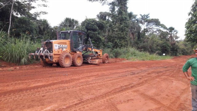 SECRETARIA DE OBRAS INTENSIFICA LIMPEZA E CASCALHAMENTO NA ESTRADA DO BOM SOSSEGO