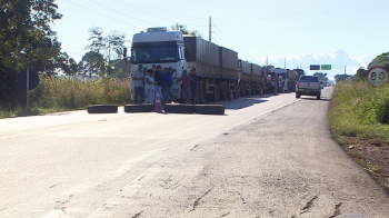 Sobe para 08 pontos de bloqueios da BR-364 em Rondônia por caminhoneiros