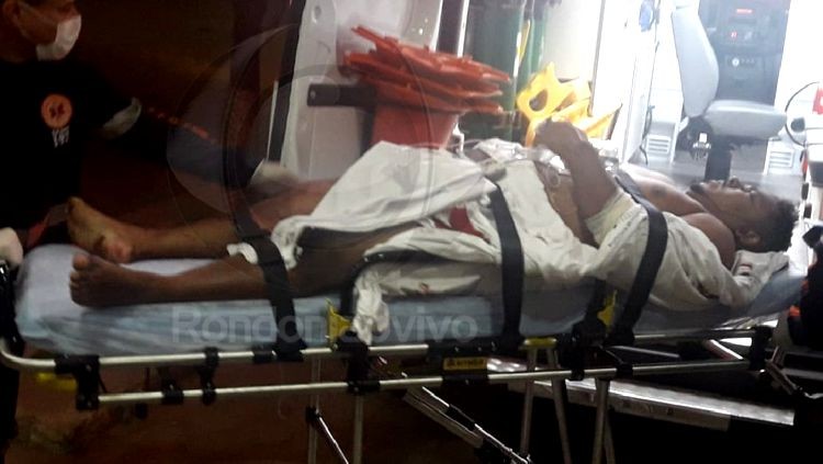 HOMEM É CRIVADO DE BALAS NA FRENTE DA ESPOSA.