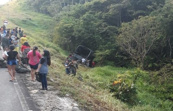 Acidente com caminhão do Exército deixa 20 militares feridos na BR-364